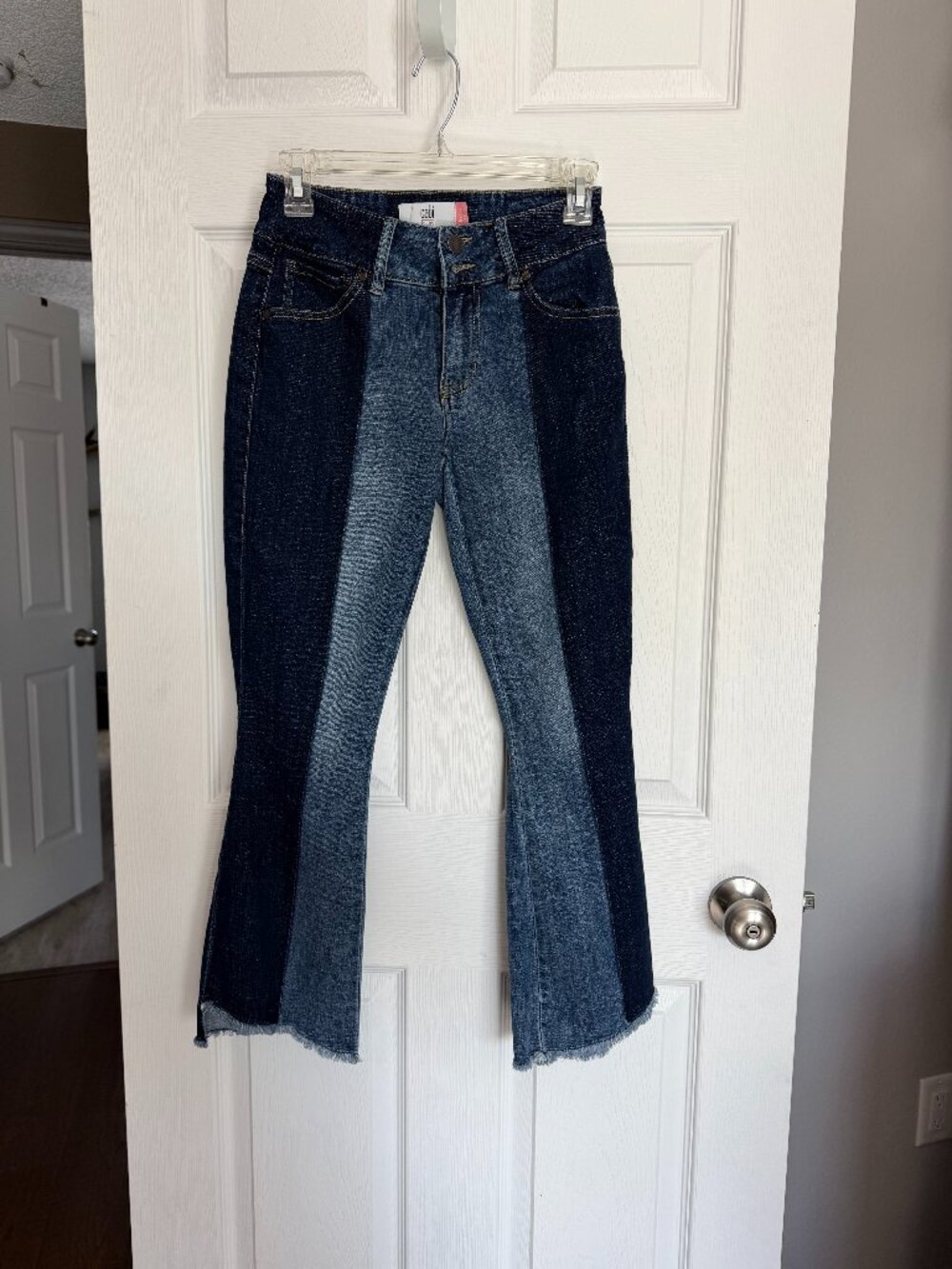 Cabi Hi-Low Crop Two Tone Jeans Size 0 Raw Hem Flare